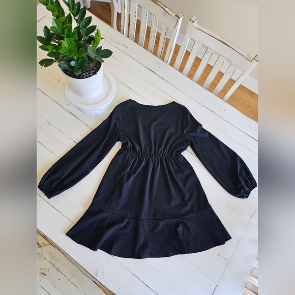 Elegant Black Dress - Picture 2 of 3